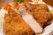 骨付きとんかつにかぶりつけ！野生が目覚めるとんかつ 海外の反応