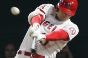 海外「祝！大谷翔平、45号ホームラン！」飛距離135.6m、打球速度186.8kmで弧を描いてライトスタンドへ！