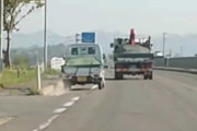 なんでこんなにフ～ラフラ？DQNおばあちゃん運転の軽トラが怖い