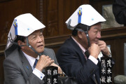 「まるで火影じゃないか！」折りたたみ式の緊急ヘルメットを試している国会議員が海外で話題に