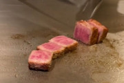 外国人「日本で食べた高級店の和牛ステーキを見せてやるぜ！」