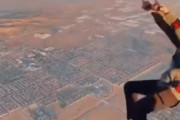 熱気級から飛び降りてスカイダイビング→パラシュートが開かず途中で映像途中で終わる・・・どうなったんだよこれ