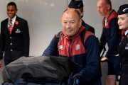 帰国を待っていたファンに対して素っ気ないイングランド代表（海外の反応）