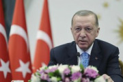 海外「トルコのエルドアン大統領(69歳)がTV放送中に体調を崩して選挙運動を中断」