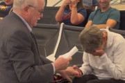 60年目のプロポーズ。高校の同級生だった78歳の男性が空港で女性に告白