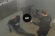 【アメリカ】警察署の前で自転車を盗もうとして即逮捕される男の映像が海外で話題に