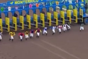ペルーのチャリティで騎手が馬に乗らずに自分の足で競い合う