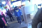 海外「また東京に迷惑な外国人配信者が現れる。店内でチャット音声を流し、階段で放尿する迷惑行為」