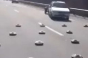 海外「ウクライナ、地雷の間を進む車」