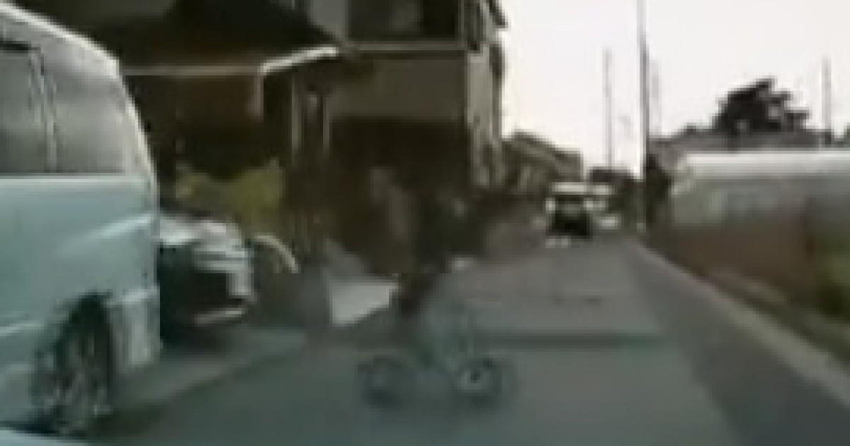 車の前に飛び出した子供に激しくビンタする日本の母親←これは体罰なのか？海外からは評価の声も | 海外の反応アンテナ