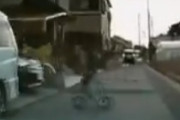 車の前に飛び出した子供に激しくビンタする日本の母親←これは体罰なのか？海外からは評価の声も
