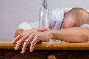 痛っ…外国人の痛いハプニング「笑わせてくれてありがとう」「お酒が恋しい」海外の反応