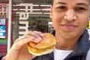 外国人「あれ、そこまで美味しくな…」 日本のファミマで食べたファミチキバーガーの紹介動画
