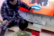 こどもが「トム&ジェリー」のアニメ鑑賞中、楽しい演出をしてあげる父さんがベストファザー賞ものだと海外で話題に