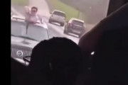 海外「スクールバスの子供たちに銃を向けるアメリカ人」