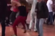 お気に入りの曲がかかった瞬間激しいダンスを始める女性が海外で話題にｗｗｗ←想像以上に激しくてワロタ　海外の反応