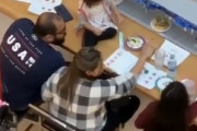 【これは酷い】回転寿司で子供が他のお皿をベタベタ触っても何もしない親･･･　海外ではこれが普通なのか？　海外の反応