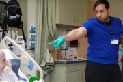 病気の子供達を元気にするために薬と共にダンスを提供する男性看護師がCMで話題に！