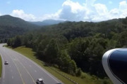 エンジントラブルで飛行機が道路に緊急着陸…ドキドキの瞬間映像が話題に