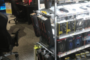 海外「日本のPCショップがネクストレベルだった件ｗｗｗ」これのどこがネクストレベルなんだ？ PCショップのマウスお試しコーナーに外国人から様々なコメントが！