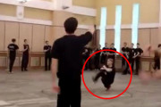 「人間を超越してる！」コサックダンスの達人の動きが不自然なことになっている