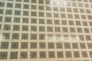 【海外の反応】日本の地下鉄の床はQRコードになっている　海外の反応「本物のQRコードを隠すべきだった、時刻表や英語のFAQにリンクしていたらいいのに」