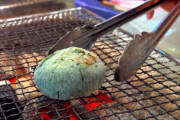 外国人「日本に10年住んでいるが、こんな食べ物見たことない…」京都錦市場で食べ歩き（海外の反応）