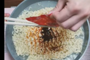 韓国人「韓国製プルダックポックンミョンが『人体に有害だ』という研究発表に韓国食品医薬品安全処が必死の言い訳をしてリコール措置を撤回する」　韓国の反応