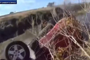 【海外】「ヒーロー登場！車が運河に転覆、母親と3人の子供を救った勇者の物語」
