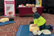 【海外】10歳の救急隊員が大人たちに CPR と命を救うスキルを教えてるんだって！「ミニメディック」って呼ばれてるよ！