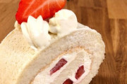 日本風イチゴスイスロールケーキを作ってみた　海外の反応