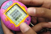 「たまごっちで遊んでた」世界のアラサーが遊んでたものが話題に