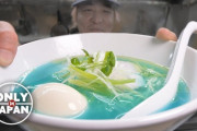 日本にしかない？！初音ミク風の青いラーメンを食べてみた！ 海外の反応