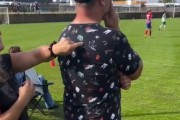 盲目のパパが息子のサッカーの試合を「触覚手話」で観戦