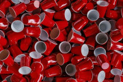【海外】「エンジニア学生が発明！赤いソロカップがオシャレなセーターに大変身 – マイクロプラスチック問題も解決」