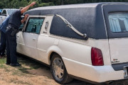 【海外】「女性、葬式に遅刻！遺体車の鍵をロックインしてしまった驚きの理由とは？」