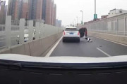女性がポロリ！中国のトンデモな交通事故映像集