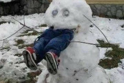 外国人さん、トラウマ級の雪だるまで近所のガキ共を自宅の庭から遠ざけることに成功