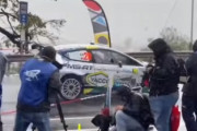 凄い鋭角のコーナーをレーサーが運転するとこういう風に曲がるらしい　海外の反応