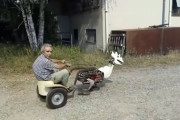 馬？鳥？それとも恐竜！？テクテク歩くロボ馬車に乗るおじさん