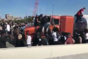海外「道を通ろうとしてBLMにリンチされるトラックドライバー」