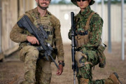 日本兵とオーストラリア兵のツーショット写真→海外「75年前では想像も出来ない写真だな」