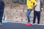 海外「フランス、白昼堂々人前でダウン症の青年から強盗しようとする移民と、助けようとしない人々」