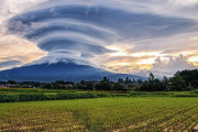 海外「宇宙人が現れるの？」巨大吊るし雲がかかった富士山が海外で話題に←こんな富士山見た事ないんだが・・・！