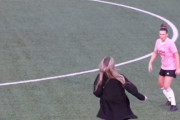 【海外の反応】サッカー界、とうとうピッチの乱入者までダイブをする「VARはどこだ？」