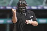日本の野球選手が審判に飛び蹴りする様子に全米騒然！←「これはやり過ぎ」（海外の反応）