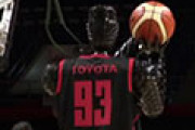 日本のBリーグ会場でトヨタのロボット「CUE3」がシュートを決める映像が話題に 海外の反応