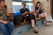 海外「電車でスペースを占領する女性いるけど、こういう現象って何て呼べばいいんだ？」