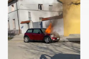 路肩に停車されていたMINIのボンネットから炎があがっていたので撮影していたら・・・