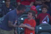 海外「お父さんの落胆振りが伝わってくる」ホームランボールを獲得した男性が子供に譲った結果･･･←え、こういうパターンもあるの？　海外の反応